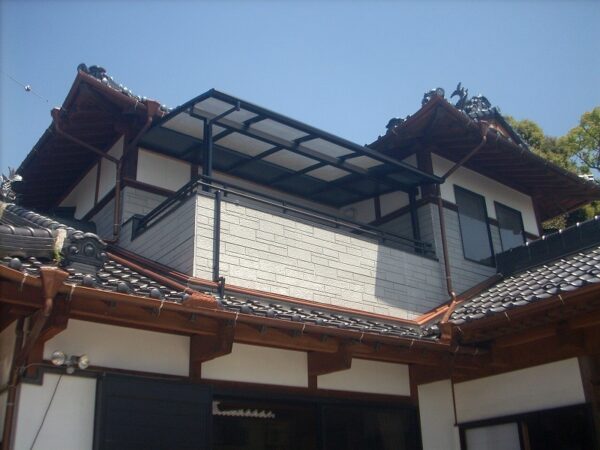 屋根パネルは軽く・強く・耐久性に優れているFRP板を使用。 :ギャラリー1